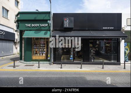 Limassol, Cipro, 23 marzo 2023, Facade of the Body Shop e The Make Up Spot retail Shops, Europa Foto Stock