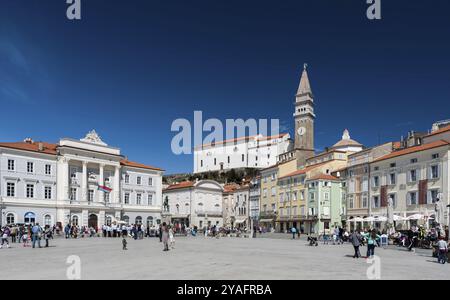 Pirano, Slovenia, 04 07 2018: Persone che camminano su piazza Tartini in una giornata di sole, Europa Foto Stock