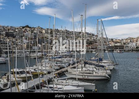 Freattyda, Atene, Grecia, 12 28 2019 Vista panoramica sul porto turistico del Pireo con yacht di lusso, Europa Foto Stock