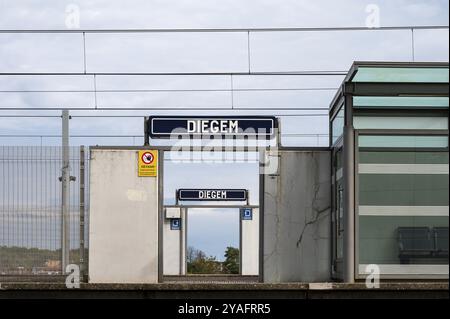 Diegem, regione Brabante fiamminga, Belgio, 09 18 2022, segno della stazione ferroviaria locale in una sede di ufficio, Europa Foto Stock