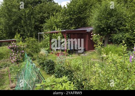 Uccle, Bruxelles, Belgio, 06 14 2019, casa con giardino in legno e capannone in un orto nella riserva naturale e parco dell'Altopiano di Avijl, Europa Foto Stock