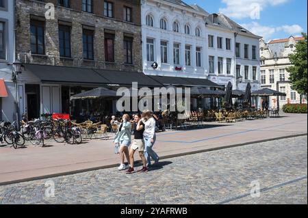 Mechelen, Provincia di Anversa, Belgio, 07 08 2022, persone che camminano a Ijzeren Leen, circondate da terrazze soleggiate Foto Stock