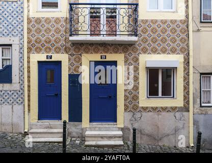 Lisbona, Portogallo, 12 28 2018: Tipica facciata portoghese con piastrelle e due piccole porte blu, Europa Foto Stock