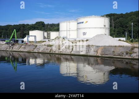 Floreffe, regione Wallon, Belgio, 07 28 2022, le vasche gasoiliche Joassin che si riflettono nelle acque del fiume Sambre, Europa Foto Stock