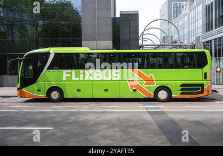 Saint Josse, Bruxelles capitale, Belgio, 9 maggio 2024, un Flixbus verde parcheggiato in attesa di un viaggio internazionale, l'Europa Foto Stock