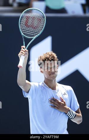MELBOURNE, AUSTRALIA, 11 GENNAIO: Gabriel Diallo del Canada si reca per battere Pierre-Hugues Herbert francese nelle qualificazioni per l'Australia 2024 Foto Stock