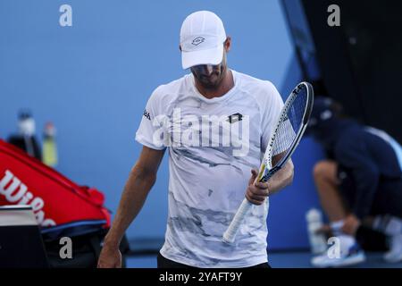 MELBOURNE, AUSTRALIA, 11 GENNAIO: John Millman dell'Australia mentre giocava contro Alex Molcan della Slovacchia in qualifica davanti agli Australian Open 2024 Foto Stock