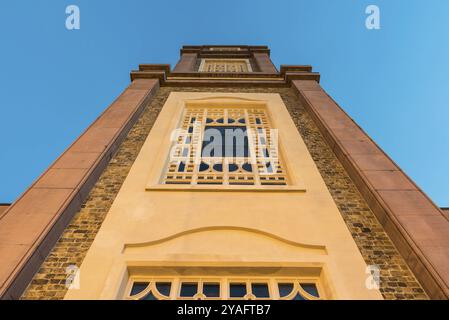 Schaerbeek, Bruxelles, Belgio, 12 03 2018, Torre e sala d'ingresso in stile art deco della chiesa di Santa Susanna, Europa Foto Stock