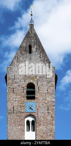 Norg, Drenthe, Paesi Bassi, 07 20 2022, Torre della locale chiesa calvinista di Margaretha, Europa Foto Stock