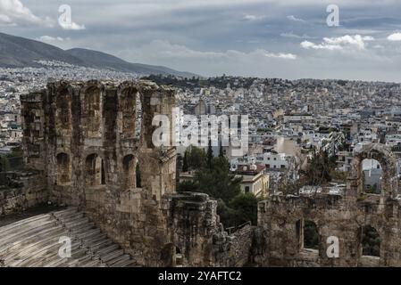 Atene, Attica, Grecia, 12 26 2019 Vista sui gradini e sui sedili in marmo del teatro Dyonisus e del paesaggio roccioso naturale dell'Europa Foto Stock