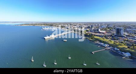 Vista dalla baia di Port Phillip verso il CBD di Geelong e la città in una calda serata estiva a Geelong, Victoria, Australia, Oceania Foto Stock