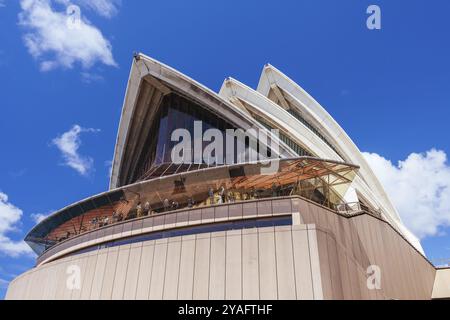 SYDNEY, AUSTRALIA, 4 MARZO 2023: Primo piano architettonico della Sydney Opera House in una calda giornata autunnale a Sydney, nuovo Galles del Sud, Australia, Oceania Foto Stock