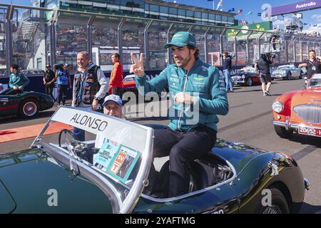 MELBOURNE, AUSTRALIA, 2 APRILE: Fernando Alonso, spagnolo, alla guida dell'Aston Martin Aramco Cognizant Formula 1 Team, alla sfilata dei piloti davanti al st Foto Stock