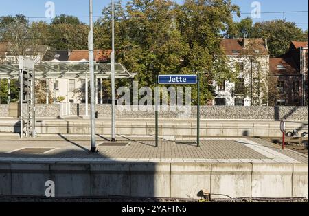 Jette, regione di Bruxelles-capitale, Belgio, 03 19 2020 piattaforma vuota della stazione ferroviaria locale di jette, Europa Foto Stock