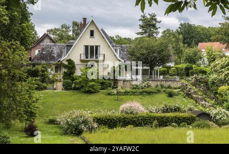 Uccle, Bruxelles, Belgio, 06 14 2019: Lussuosa casa di campagna con un grande giardino verde e terrazza, Europa Foto Stock