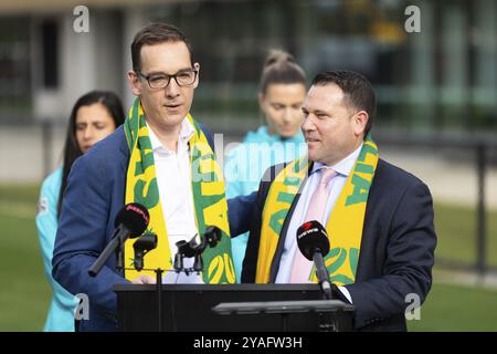 MELBOURNE, AUSTRALIA, 3 LUGLIO: Il ministro dello sport vittoriano Steve Dimopoulous e l'amministratore delegato di Football Australia James Johnson all'apertura ufficiale dell'Aus Foto Stock