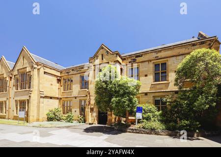 MELBOURNE, AUSTRALIA, 19 NOVEMBRE 2023, Ancient Law Buildings of Old Quadrangle e dettagli architettonici presso il campus parkville della Melbourne University in Foto Stock