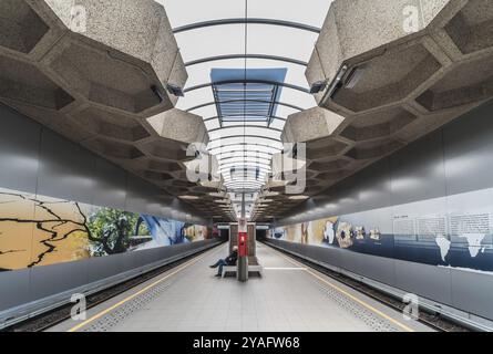 Ixelles, Bruxelles, Belgio, 03 30 2019: Piattaforma del servizio ferroviario locale della metropolitana di Belgica con soffitto e pareti decorati simmetrici, Europa Foto Stock