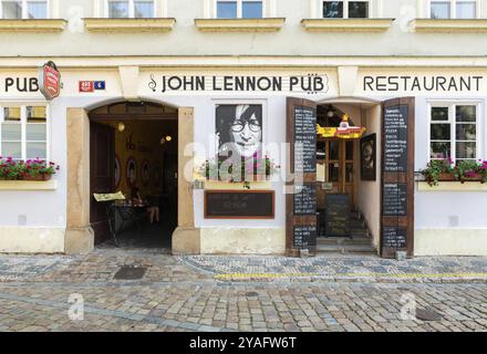 Praga, Repubblica Ceca, 08 01 2020 The John Lennon pub e ristorante, Europa Foto Stock