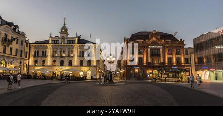 Uppsala, Uppland, Svezia, 07 27 2019 il municipio e la Thoren Business School di notte, Europa Foto Stock