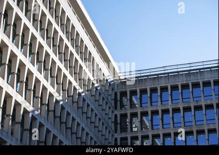 Ixelles, regione di Bruxelles-capitale, Belgio, 13 maggio 2024, finestre a motivi contemporanei della sede centrale bancaria di ING, Europa Foto Stock