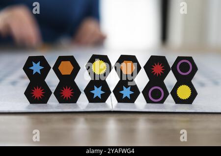 Jette, regione di Bruxelles capitale, Belgio, 10 10 2020 primo piano di un gioco da tavolo chiamato Genius con colorate tessere esagonali, Europa Foto Stock