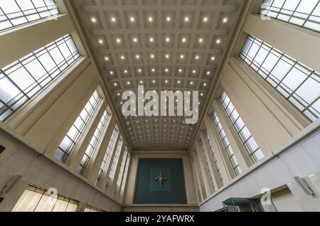 Bruxelles, Belgio, 03 10 2019: Soffitto decorato dell'ingresso principale e sala d'attesa della stazione ferroviaria di Bruxelles Nord, Europa Foto Stock