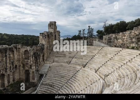 Atene, Attica, Grecia, 12 26 2019 Vista sui gradini e sui sedili in marmo del teatro Dyonisus, Europa Foto Stock