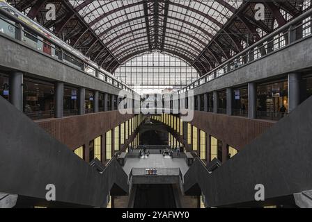 Anversa, Fiandre, Belgio, 12 28 2020 - Design interno della rinnovata stazione ferroviaria centrale, Europa Foto Stock