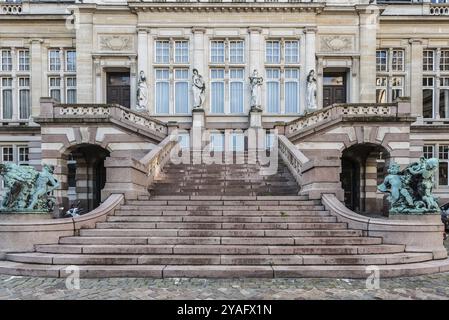 Saint-Gilles, regione di Bruxelles capitale, Belgio, 09 07 2019 Scala simmetrica maestosa del municipio di Saint Gilles, Europa Foto Stock