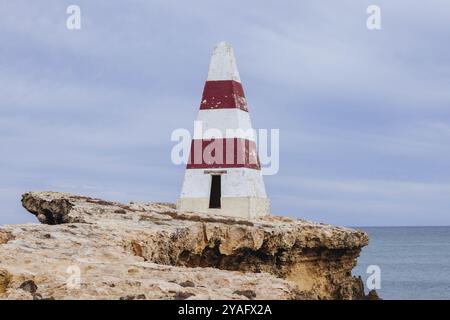 ROBE AUSTRALIA, 11 aprile 2023: L'iconica architettura della storica Robe e l'iconico obelisco in una tempesta giornata autunnale sulla Limestone Coast, South Austra Foto Stock