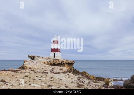 ROBE AUSTRALIA, 11 aprile 2023: L'iconica architettura della storica Robe e l'iconico obelisco in una tempesta giornata autunnale sulla Limestone Coast, South Austra Foto Stock