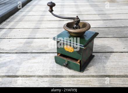 Jette, Bruxelles, Belgio, 09 20 2022, macinacaffè d'annata isolato, Europa Foto Stock