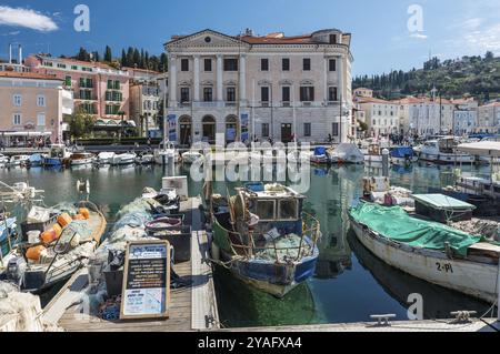 Pirano, Slovenia, 04 07 2018: Il porto di Pirano con barche e case, Europa Foto Stock