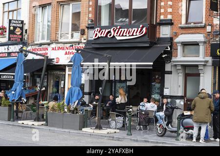 Koekelberg, regione della capitale di Bruxelles, Belgio, 10 16 2022, ristoranti e snack bar in piazza Simonis, Europa Foto Stock