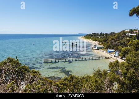 Vista verso Shelley Beach sul Sorrento, Portsea Artists' Trail in una calda giornata estiva nella Penisola di Mornington, Victoria, Australia, Oceania Foto Stock