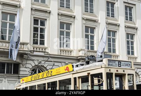 Città vecchia di Bruxelles, regione di Bruxelles capitale, Belgio, 05 01 2019, tram vecchio con pubblicità vintage a Place Royale, Piazza reale, Europa Foto Stock