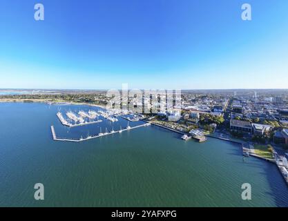 Vista dalla baia di Port Phillip verso il CBD di Geelong e la città in una calda serata estiva a Geelong, Victoria, Australia, Oceania Foto Stock