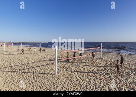 Campi da Beach volley vicino al molo di Kerford Rd intorno all'Albert Park Yachting & Angling Club ad Albert Park al tramonto in una serata invernale a Melbourne, V Foto Stock