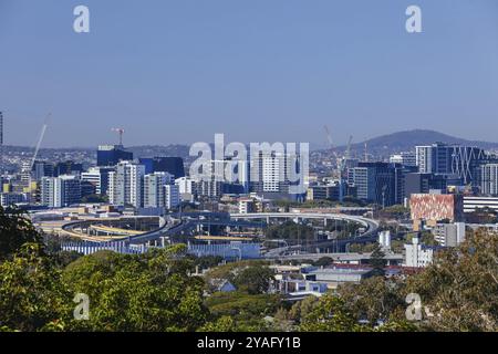 BRISBANE, AUSTRALIA, LUGLIO 30 2023: Le iconiche vedute della città del CBD di Brisbane dal lago artificiale Eildon Hill e dai parchi di Windsor, Brisbane, Queensland, Au Foto Stock