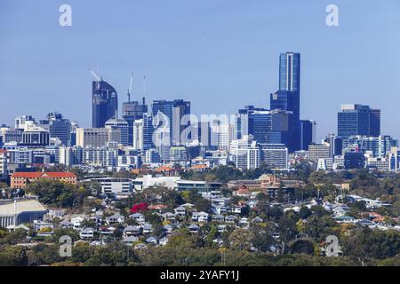 BRISBANE, AUSTRALIA, LUGLIO 30 2023: Le iconiche vedute della città del CBD di Brisbane dal lago artificiale Eildon Hill e dai parchi di Windsor, Brisbane, Queensland, Au Foto Stock