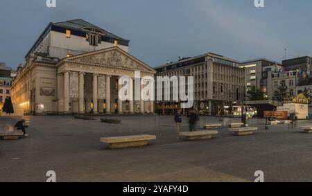 Città vecchia di Bruxelles, Belgio, 05 22 2019, la Monnaie, l'edificio De Munt Opera e la piazza con poche persone sedute su panchine di cemento, Europa Foto Stock