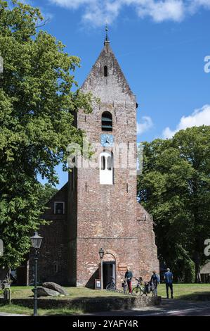 Norg, Drenthe, Paesi Bassi, 07 20 2022, Torre della locale chiesa calvinista di Margaretha, Europa Foto Stock