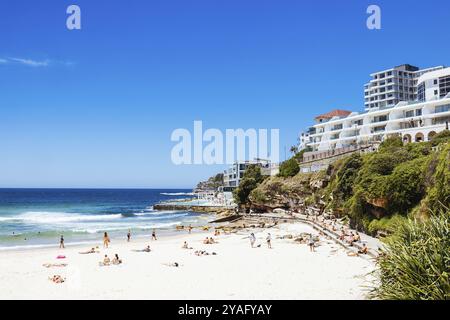 SYDNEY, AUSTRALIA, 5 DICEMBRE 2023: Vista verso Bondi Beach dall'Icebergs Dining Room and Bar in una calda giornata estiva a Sydney, nuovo Galles del Sud, Australia Foto Stock