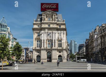Centro di Bruxelles, centro storico di Bruxelles, Belgio, 05 29 2020 la piazza De Brouckere con la facciata dell'Hotel Continental con un bicchierino di coca cola Foto Stock
