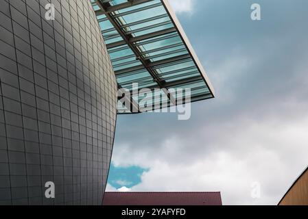 Linee astratte, forme e colori del centro commerciale Docks, Bruxelles, Belgio, novembre 2017, Europa Foto Stock