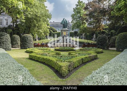 Città vecchia di Bruxelles, regione di Bruxelles capitale, Belgio, 05 01 2019, la statua e la fontana Egmont e Hoorn nella Piazza del Petit Sablon intorno alla deca Foto Stock