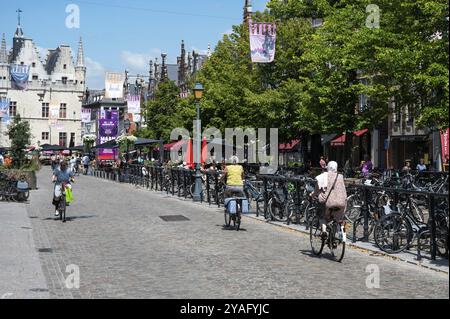 Mechelen, Provincia di Anversa - Belgio, 07 08 2022, edifici storici della città vecchia di Ijzeren Leen Foto Stock