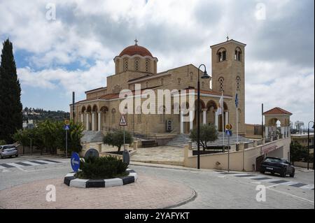 Tala, Distretto di Paphos, Cipro, 27 marzo 2023, la chiesa ortodossa del villaggio nella piazza principale, Europa Foto Stock