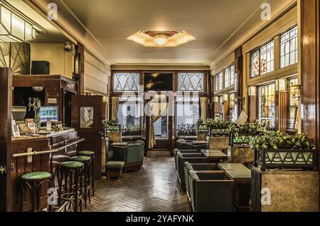 Bruxelles, Belgio, 01 18 2019: Interior design art deco della taverna l'Esperance con vetrate colorate e mobili antichi, Europa Foto Stock